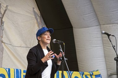 Güney-Batı İngiltere ve Cebelitarık İşçi Partisi milletvekili Clare Moody, 14 Ekim 2017 'de İngiltere' nin Bristol kentindeki College Green 'de düzenlenen Brexit karşıtı mitingde konuştu.