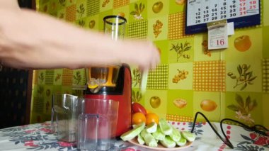 Evli bir çift salatalık suyu yapar..