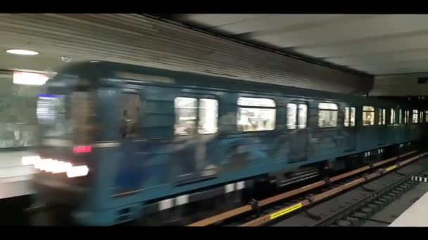 Ett Tåg Anlände Till Tunnelbanestationen — Stockvideo
