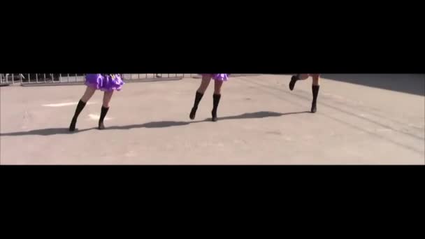 Дівчата Танцюють Запальний Танець Туристів — стокове відео