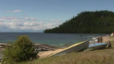 Baykal Gölü kıyısında yerel sakinlerin teknelerini görebilirsiniz..