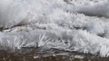 Nehir örtüldü, yakında nehir donacak..