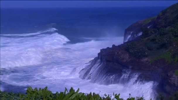 Волны Охотского Моря Разбиваются Прибрежных Скалах — стоковое видео