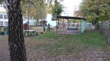 Anaokulu, yürüyüş yapan çocuklar, uyduruk oyunlarını oynarlar..