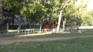 Çocuk parkı, çocuklar salıncakta sallanıyor ve oynuyor..