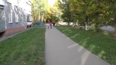 Genç bir anne bebeğiyle yürür..