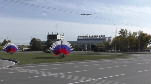 火车站前面的草坪上挂着彩旗 最近还举行了市民节 — 图库视频影像