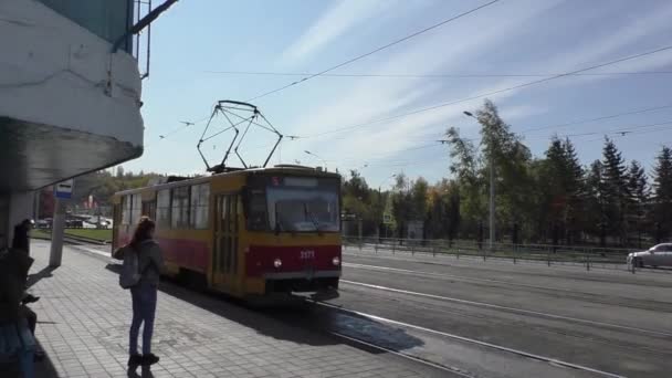 Tramvaj Blíží Konečné Zastávce — Stock video