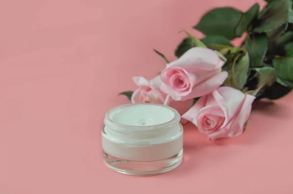 Krem Twarzy Bliska Różowym Tle Opieka Ciała Kosmetologia — Zdjęcie stockowe