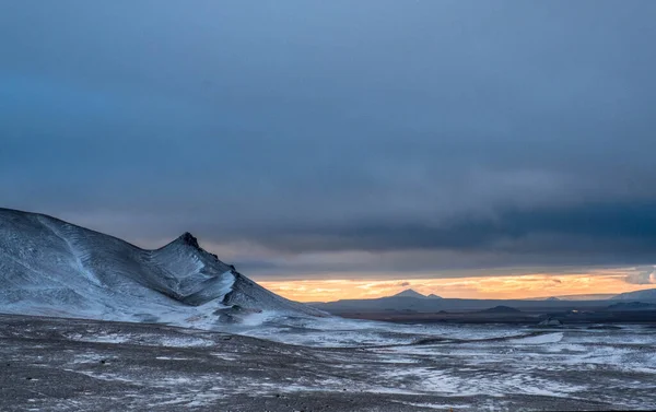 월말경에 아이슬란드 지대에 눈덮인 — 스톡 사진
