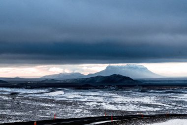 İzlanda Haighlands 'ın karlı manzarası, Ekim ayı sonunda adanın merkezinde soğuk ve ıssız bir çöl.