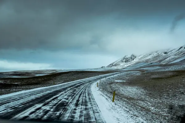 아이슬란드 지대를 통과하는 — 스톡 사진