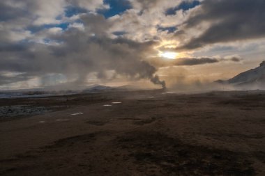 İzlanda 'da Hver' in bacalarından su buharı çıkıyor.