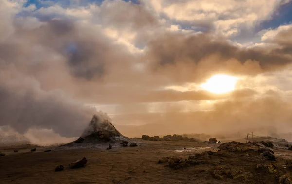 Füstölgő Kémények Forró Vizes Pocsolyák Tömege Hverirben Izlandon — Stock Fotó