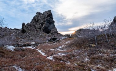 İzlanda 'da Dimmuborgir, İzlanda' da Dimmuborgir, İzlanda 'da Mvatn' ın doğusunda yer alan olağandışı şekillendirilmiş lav tarlalarının geniş bir alanıdır..
