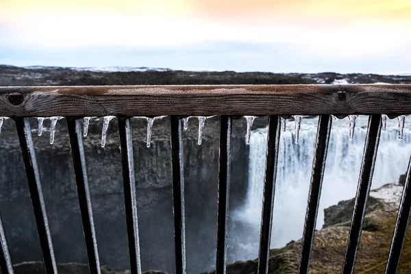 Водоспад Деттіфосс Шукає Залізницю Ісландії Заморожену — стокове фото