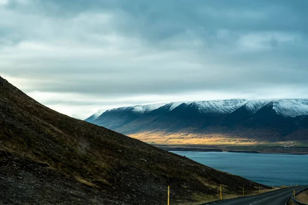 Κατά Διέλευση Στο Δρόμο Νούμερο Μέσω Της Βόρειας Ισλανδίας Πλήθος — Φωτογραφία Αρχείου