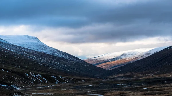 Tranzycie Drogą Przez Północ Islandii Mnóstwo Dolin Wspaniałych Gór — Zdjęcie stockowe