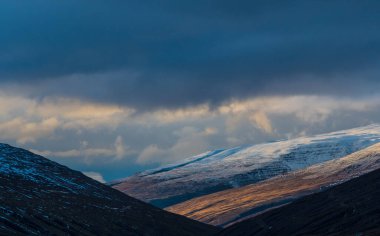 İzlanda 'nın kuzeyinden geçen bir numaralı yolda bir sürü vadi ve harika dağlar var.