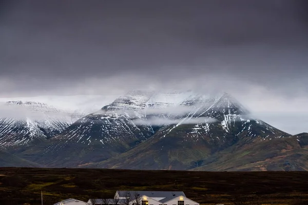 Κατά Διέλευση Στο Δρόμο Νούμερο Μέσω Της Βόρειας Ισλανδίας Πλήθος — Φωτογραφία Αρχείου