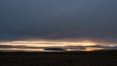 İzlanda, Reykjavik 'ten Gullfoss' a giderken, harika bir gün doğumu.