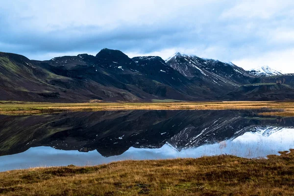 Una Montagna Innevata Riflette Lago Islanadia Poco Dopo Alba — Foto Stock