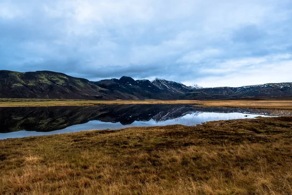 Snowy Mountain Reflected Lake Islanadia Shortly Sunrise — Stock Photo, Image