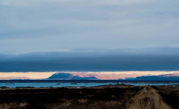 Egy Hatalmas Felhő Beborítja Majdnem Egész Eget Kivéve Izland Horizontját — Stock Fotó