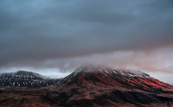 Hajnalban Egy Hegy Első Őszi Havazással Izlandon — Stock Fotó