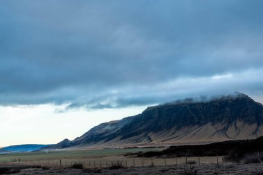 Şafakta İzlanda 'da ilk sonbahar karlı bir dağ.