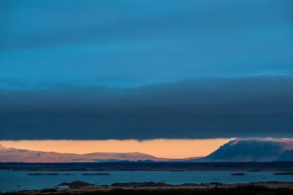 Una Gigantesca Nube Cubre Casi Todo Cielo Excepto Horizonte Islandia — Foto de Stock