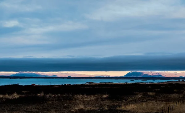 Una Gigantesca Nube Cubre Casi Todo Cielo Excepto Horizonte Islandia — Foto de Stock