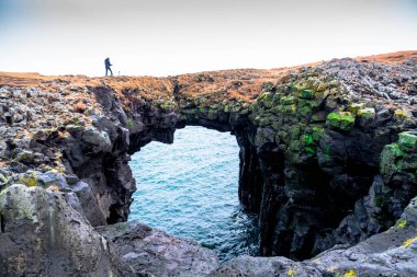 Stonebridge, Batı İzlanda, Arnarstapi 'de volkanik bir taş kemer.