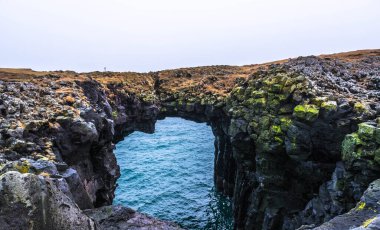 Stonebridge, Batı İzlanda, Arnarstapi 'de volkanik bir taş kemer.