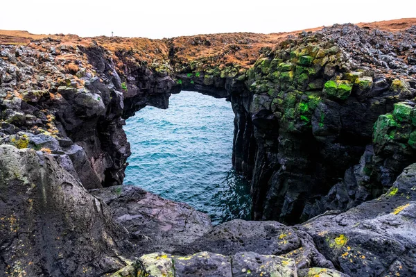 冰岛西部Arnarstapi一座火山岩拱桥 — 图库照片
