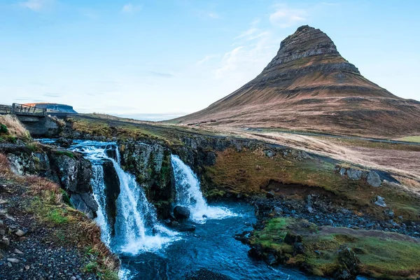 Kirkjufell Montanha Aldeia Grundarfjorur Oeste Islândia Sua Cachoeira Kirkjufellfoss — Fotografia de Stock