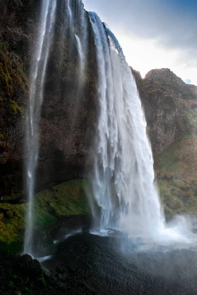 İzlanda 'nın en çok ziyaret edilen şelalelerinden biri olan büyülü Seljalandsfoss.
