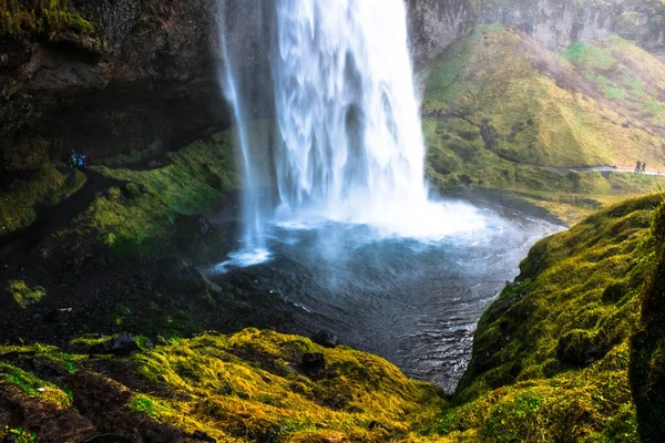 İzlanda 'nın en çok ziyaret edilen şelalelerinden biri olan büyülü Seljalandsfoss.