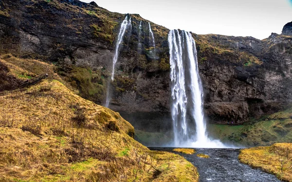 İzlanda 'nın en çok ziyaret edilen şelalelerinden biri olan büyülü Seljalandsfoss.