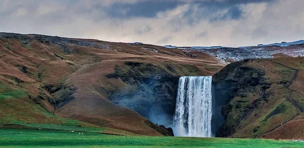 Καταρράκτης Skogafoss Στην Ισλανδία Απόσταση — Φωτογραφία Αρχείου