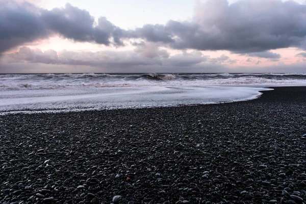 Reynisfjara plajı, İzlanda, Vik 'te, dalgalı denizin doğduğu, volkanik, siyah bir kumsal.
