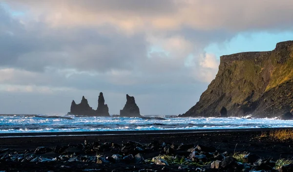 Rocce Reynisdrangar Dalla Spiaggia Vik Islanda — Foto Stock