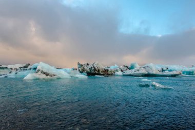 Jokulsarlon, İzlanda 'nın güneyindeki donmuş göl.