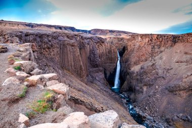 Doğu İzlanda 'daki Litlanesfoss şelalesinin manzarası.