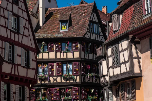 Colmar, Alsace, Fransa 'da dekore edilmiş bir bina.