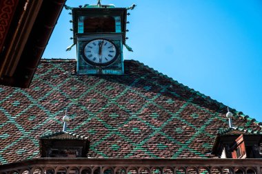 Fransa 'nın Alsace kentindeki Colmar binasının geleneksel çatısı.