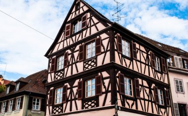 Colmar, Alsace, Fransa 'nın evlerinde renkler ve süslemeler