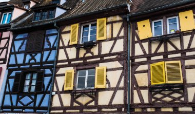 Colmar, Alsace, Fransa 'nın evlerinde renkler ve süslemeler