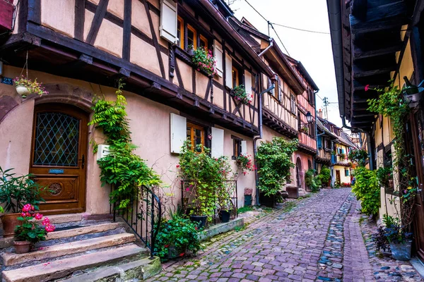 Fransa Nın Alsace Kentindeki Eguisheim Sokaklarında Geleneksel Evler Renkli Cephelerle — Stok fotoğraf