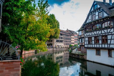 Strazburg, Alsace, Fransa 'da bir nehir kanalı.